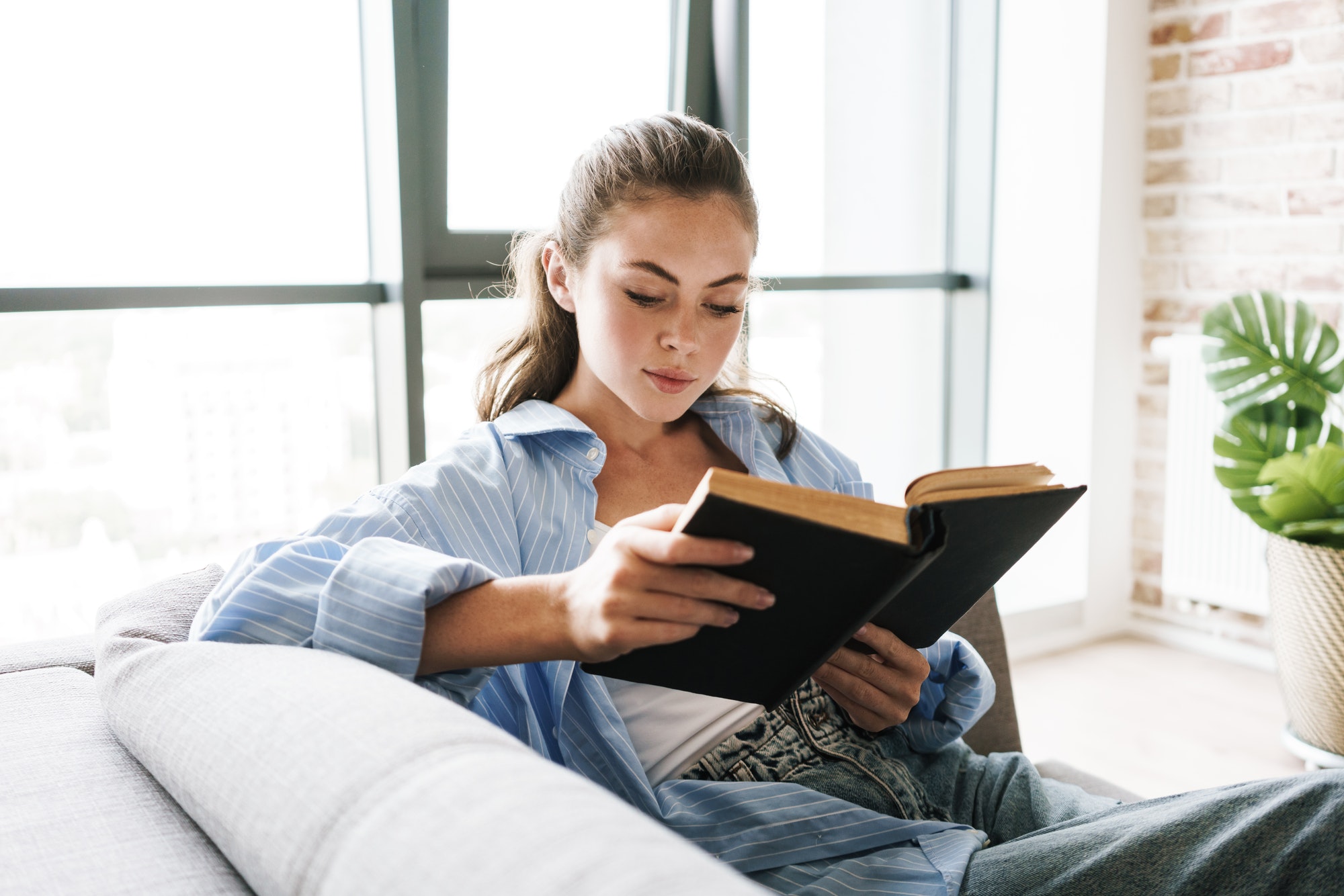 concentrated-girl-reading-book.jpg